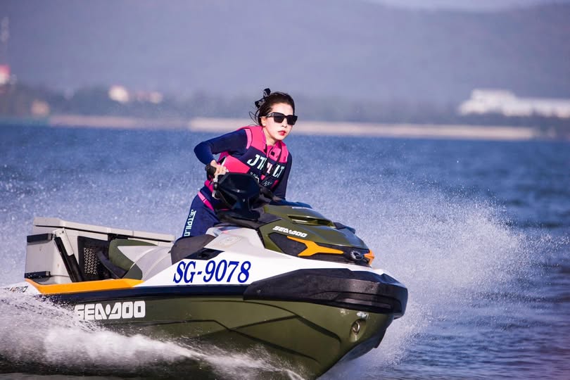 Cô ấy muốn ngồi vào sau tay lái nhưng lại ngồi xuống với miệng trên dương vật