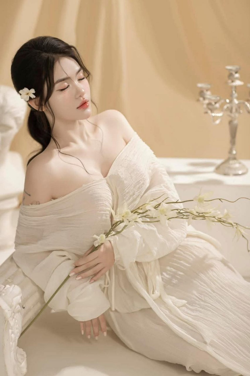 Mẹ kế dâm loạn cho con trai địt khi chồng ngủ say